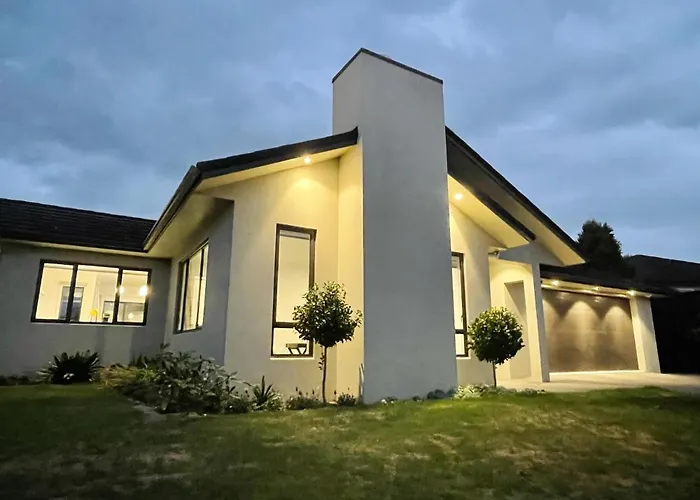 Modern，Spacious 5 Bedroom House In North Hamilton