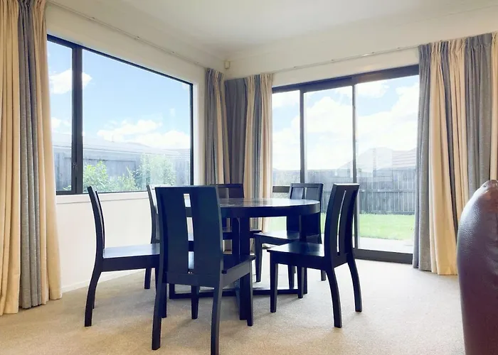 Modern，Spacious 5 Bedroom House In North Hamilton